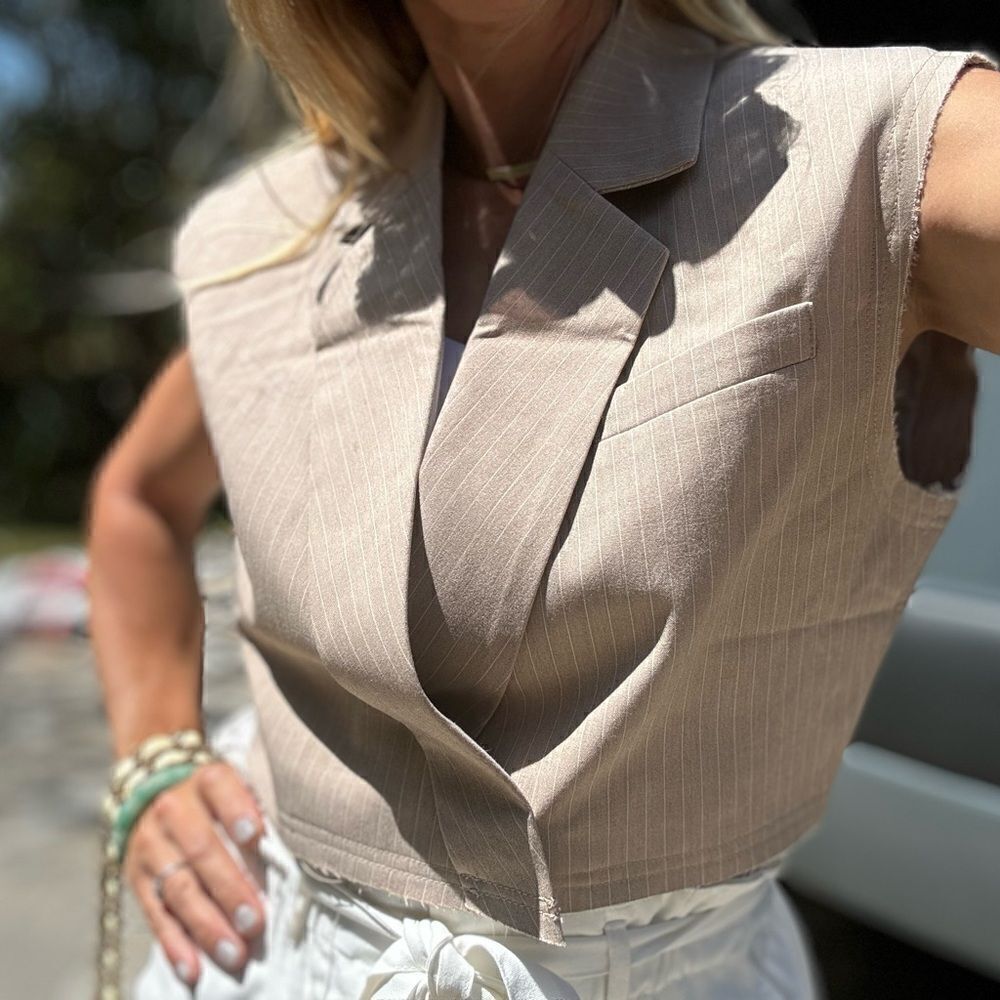 026. CROPPED SLEEVELESS BLAZER VEST- BEIGE - Picture 11 of 12